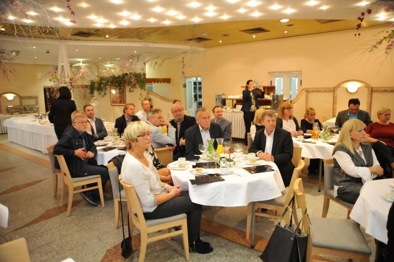 zdjęcie z I Śniadania Biznesowego przedstawiające gości przy stolikach